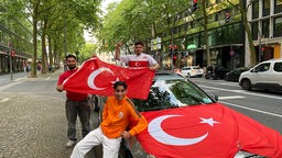 Türkei Fans mit Flaggen vor einem Auto