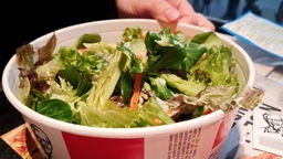 Eine große Kartonschüssel mit gemischten Salat