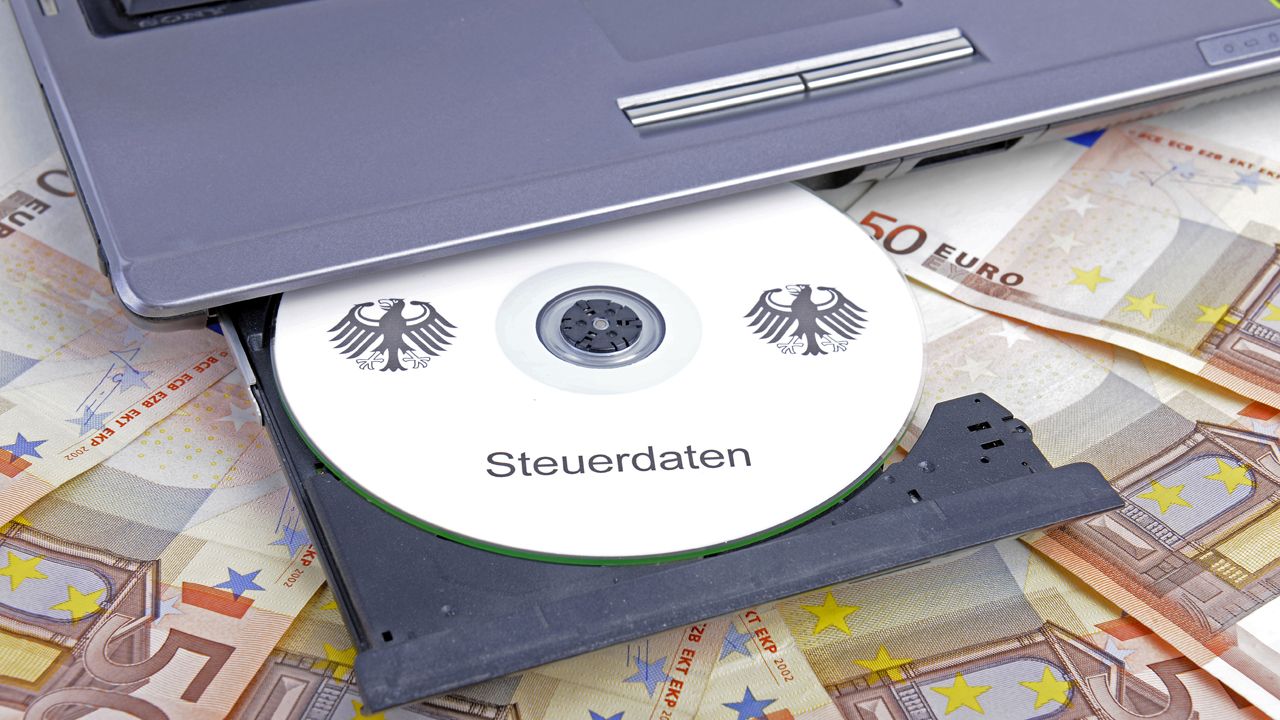 Symbolbild: CD mit Aufschrift 'Steuerdaten', 50 Euro-Scheine
