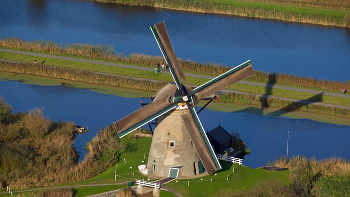 Eine Luftaufnahme von einer Windmühle in einem Seitenarm des Rhein in den Niederlanden.