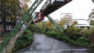 Stromschienen der Schwebebahn hängen in der Wupper