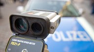 Blitzmarathon: Laser-Messgerät vor einem Polizeiwagen