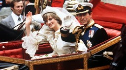 Prinzessin Diana und Prinz Charles in einer offenen Kutsche nach ihrer Hochzeit (1981)