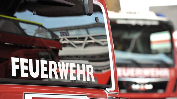 Symbolbild: Feuerwehr-Schriftzug auf dem Windschutzscheibe eines Löschfahrzeuges