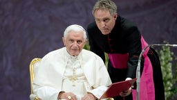 Georg Gänswein, Privatsekretär von Papst Benedikt XVI. assistiert am 04.06.2011 bei einer Rede des Papstes im Nationaltheater in Zagreb in Kroatien