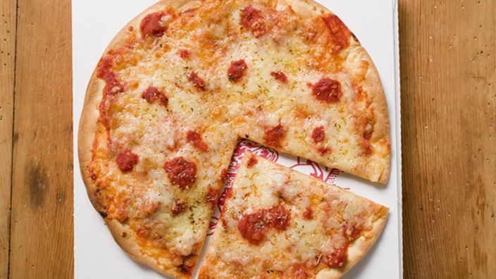 Pizza Margherita auf Pizzakarton
