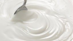 Naturjoghurt mit Löffel umrühren.