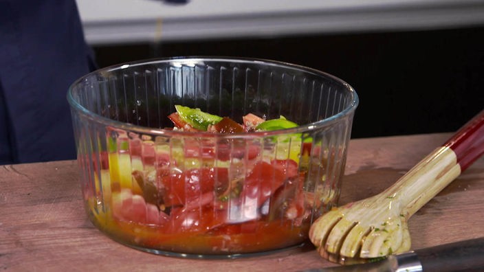 Das Bild zeigt eine Schüssel mit Tomatensalat