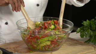Das Bild zeigt eine Schüssel mit kenianischem Tomatensalat