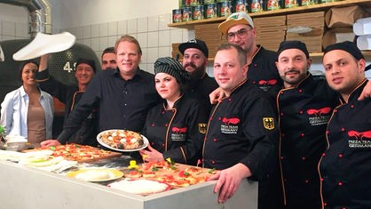 Das Bild zeigt Björn Freitag und das Pizza-Team Germany. 