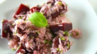 Das Bild zeigt das fertige Gericht Rote-Bete-Reste-Reis-Salat.