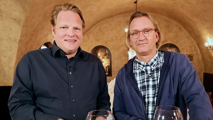Das Bild zeigt Moderator Björn Freitag und seinen ehemaligen Chef Frank Buchholz.