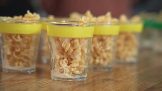 Das Bild zeigt Gläser gefüllt mit Paste und Parmesanmilch.
