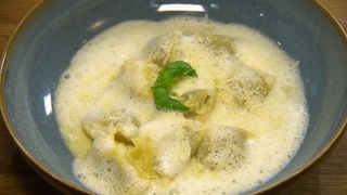 Das Bild zeigt Fagottini mit Auberginen-Parmesan-Füllung und einem Zitronengrasauszug.