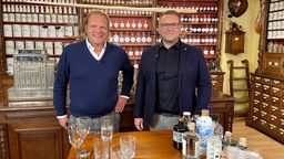 Gin-Experte Robert Kosik (r.) verrät Björn Freitag (l.) alles über Tonic Water und Gin Tonic.