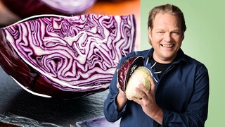 Björn Freitag vor einem in mehrere Stücke geteilten Rotkohl.