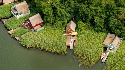 Ferienhäuser an den Seen der Mecklenburgischen Seenplatte aus der Vogelperspektive