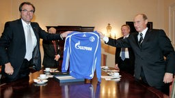 Wladimir Putin (r.) und Clemens Tönnies, Aufsichtsratsvorsitzender von Schalke 04, bei der Bekanntgabe der Partnerschaft 2007.