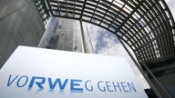 Konzernzentrale des Energiekonzerns RWE mit dem Logo in Essen