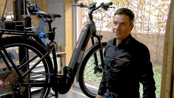 Fahrradexperte Dirk Zedler vor einem Fahrrad in seiner Fahrradwerkstatt.
