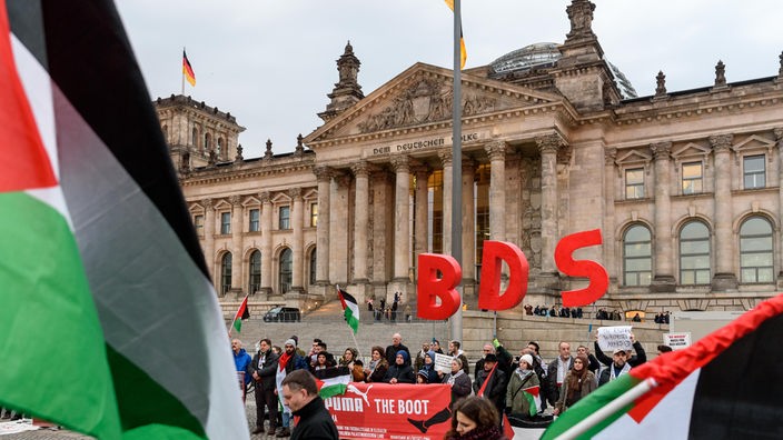 Anhänger der BDS-Kampagne protestieren vor dem Reichstagsgebäude.