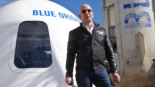 Jeff Bezos vor Blue Origin Weltraumkapsel