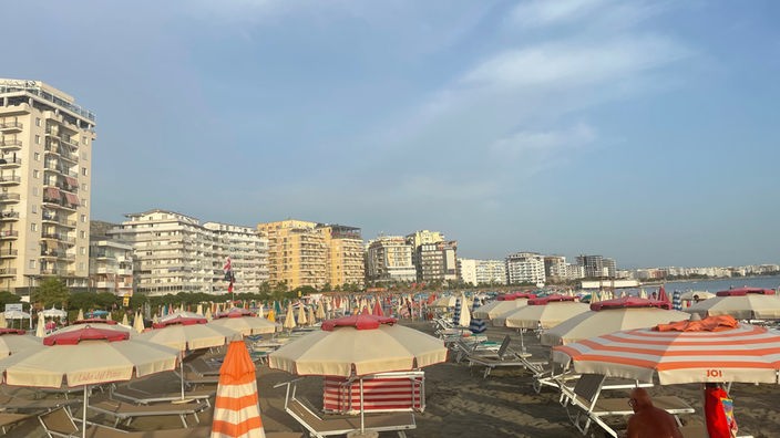 Direkt am Strand vom Badeort Shëngjin an der Adriaküste stehen dutzende Bettenbunker.