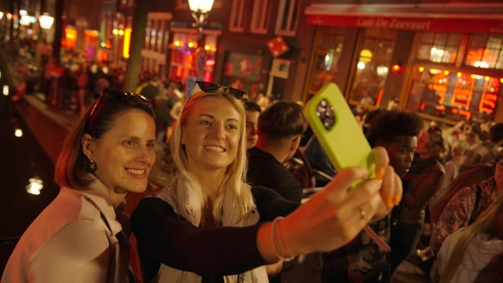 zwei Frauen die Ein Selfie machen