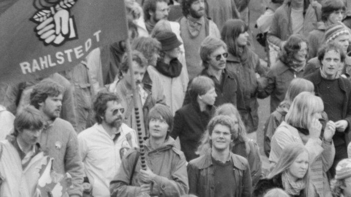 Eine Schwarz-Weiß-Aufnahme mehrere Menschen bei einer Friedensdemonstration. 