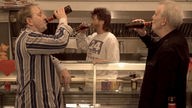 Dittsche, Ingomann und Knut Hartmann trinken Bier in der Eppendorfer Grillstation