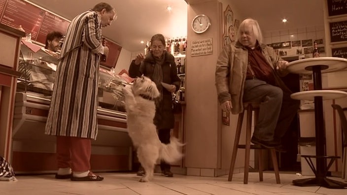 Ingrid Vetters Hund Polly führt ein Kunststück vor. Als Belohnung winkt ein Stück Schinken-Krakauer