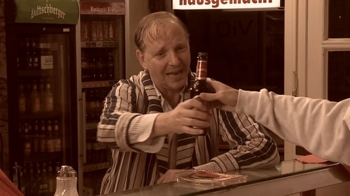 Dittsche bekommt ein Bier von Ingo