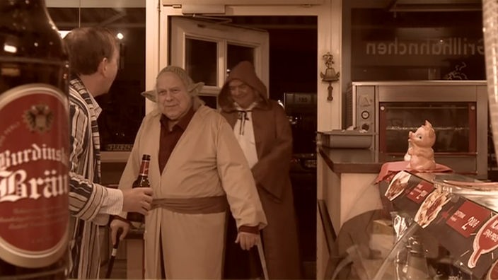  Kröti im Joda- und Jens im Luke Skywalker-Kostüm betreten den Imbiss und werden von Dittsche freudig begrüßt Kröti im Joda- und Jens im Luke Skywalker-Kostüm betreten den Imbiss und werden von Dittsche freudig begrüßt