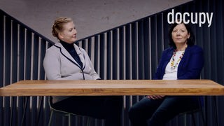 Zwei Frauen sitzen an einem Tisch