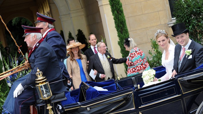 Georg Friedrich Prinz von Preußen und Prinzessin Sophie von Preußen verlassen am Samstag (27.08.2011) nach der kirchlichen Trauung in der Hochzeitskutsche, einem blauen Landauer, die Friedenskirche in Potsdam.