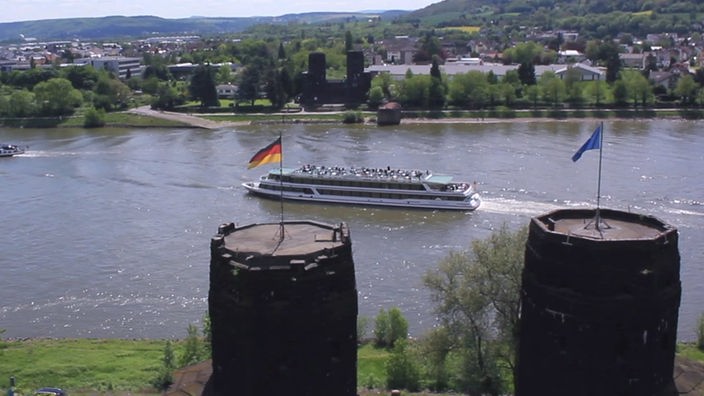 Blick auf die Brückentürme und den Rhein in Remagen