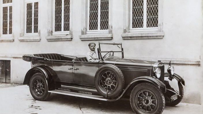 Dr. Otto Creutz in einem altmodischen Auto, Schwarz-Weiß-Aufnahme