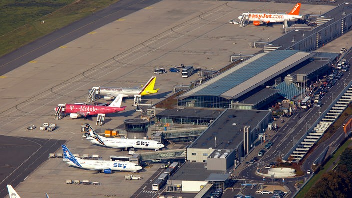 Blick auf das Teminal und das Vorfeld des Flughafen Dortmund, Flugzeuge werden gewartet