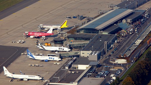 Blick auf das Teminal und das Vorfeld des Flughafen Dortmund, Flugzeuge werden gewartet