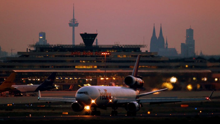  Flughafen Köln Bonn bei Nacht
