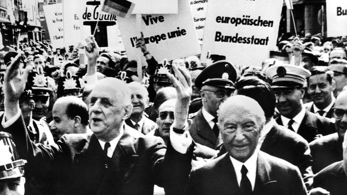 Charles de Gaulle und Bundeskanzler Konrad Adenauer in der Menschenmenge