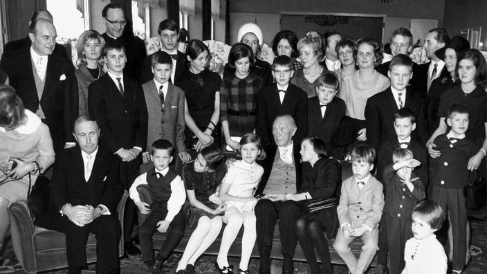 Konrad Adenauer auf einem Familienfoto mit zahlreichen Verwandten
