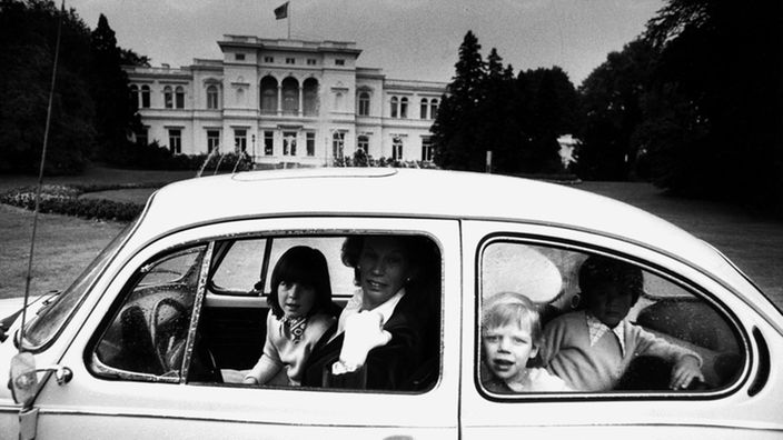 Mildred Scheel mit Kindern im Auto vor der Villa Hammerschmidt