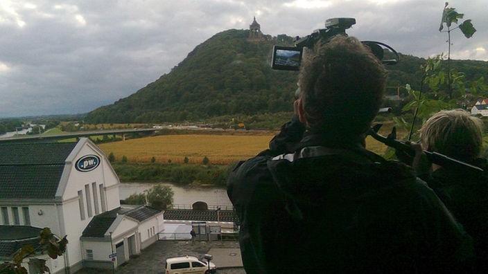 Kameramann filmt auf dem Wittekindsberg ein Denkmal 