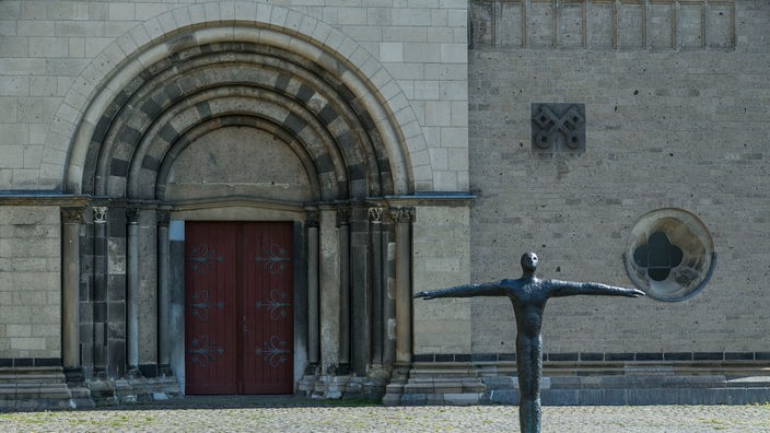 Skulptur vor Kirche