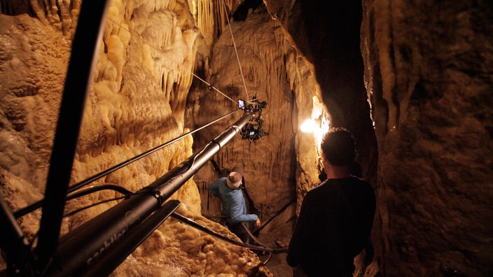 Kamera und Kamerteam in einer Höhle