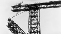 Bau einer Eisenbahnbrücke (Anfang 20. Jahrhundert)