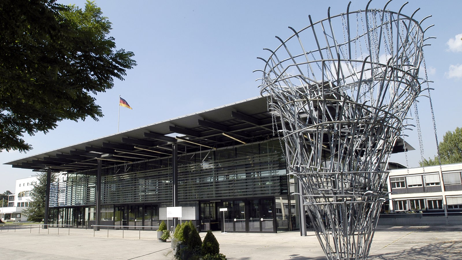 Blick auf das IKBB (Internationales Kongresszentrum Bundeshaus Bonn) im ehemaligen Gebäude Deutscher Bundestag in Bonn