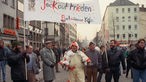 "Jeck auf Frieden" steht auf einem Karnevals-Transparent