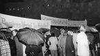 Demonstration gegen die "Honoratioren-Premiere" vor dem neuen Düsseldorfer Schauspielhaus 1970.